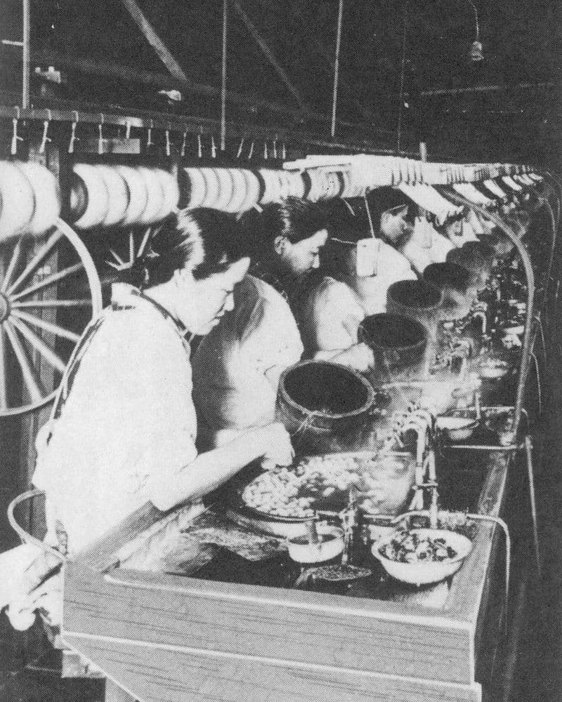 製糸工場で働く工女