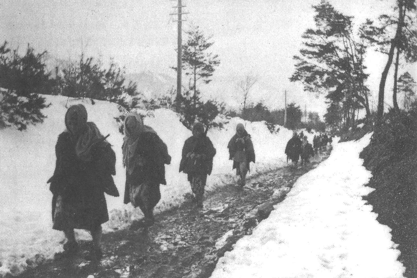 雪道を歩く工女たち